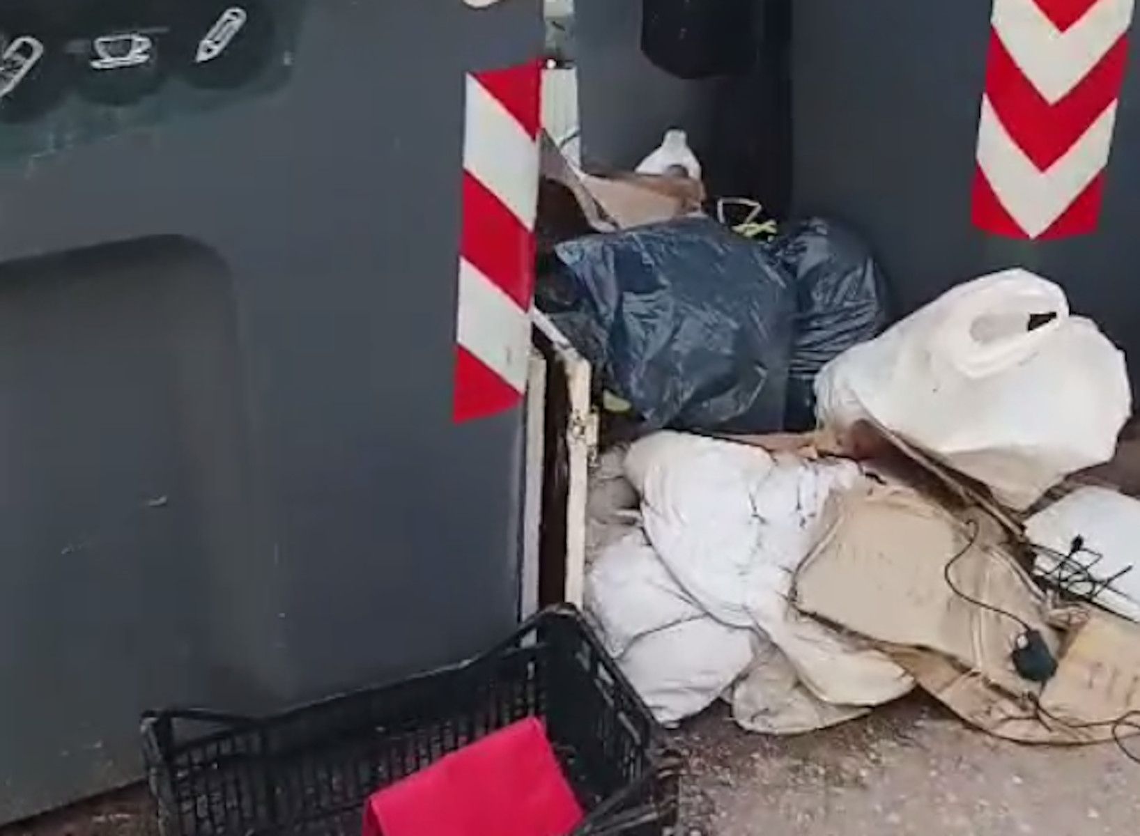 Basura arrojada fuera de los contenedores en Chiclana.