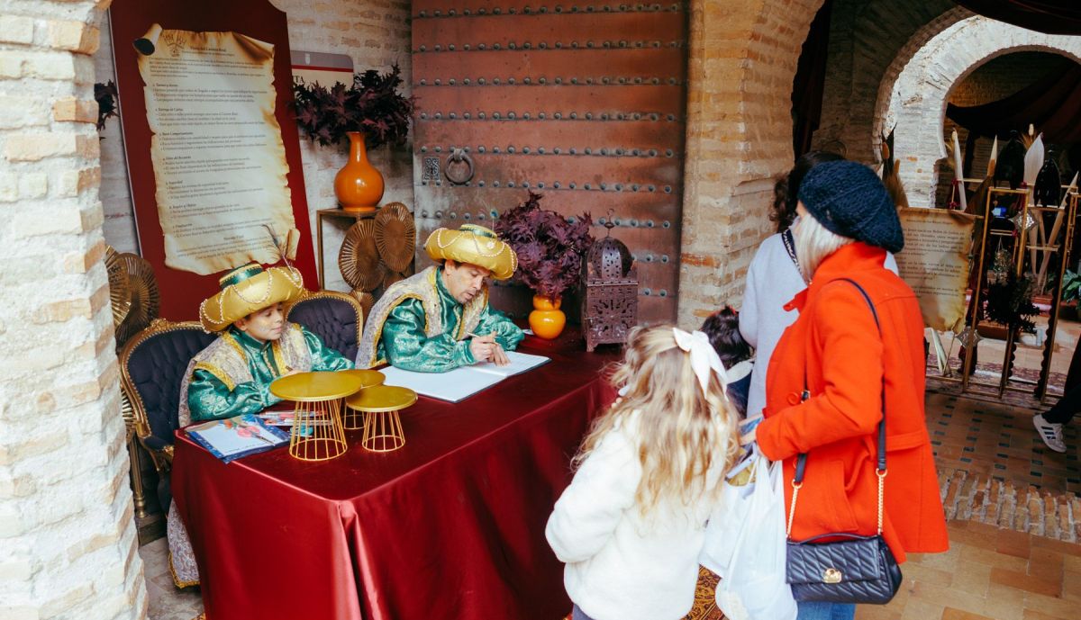 Decoración navideña en el interior del monumento.
