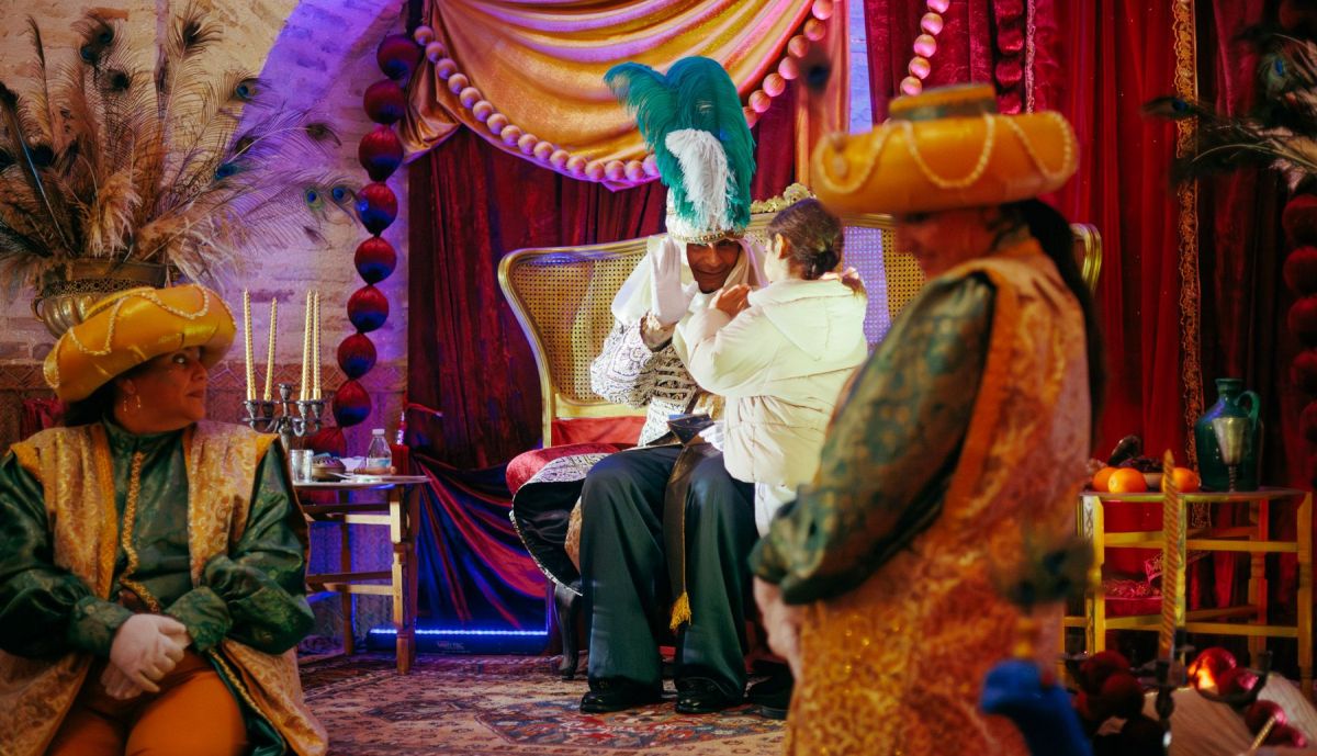 El Cartero Real atiende a una niña. 