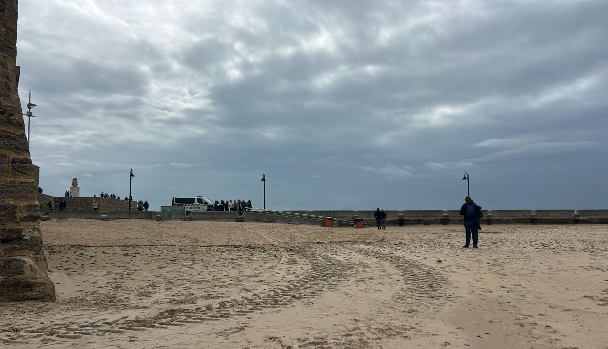 La Policía Local desaloja el paseo Fernando Quiñones en Cádiz.