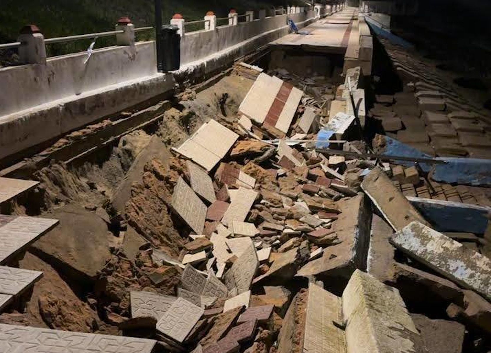 El paseo marítimo de Matalascañas, en estado crítico.