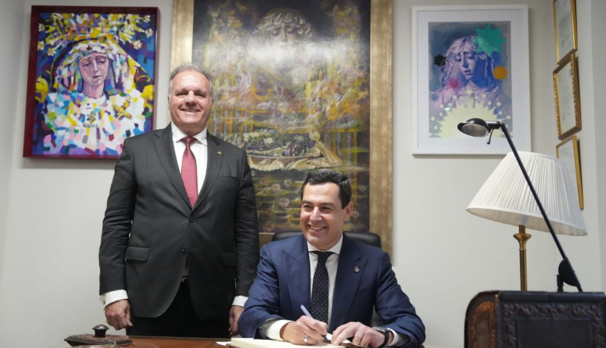 Moreno firma el libro de visitas.