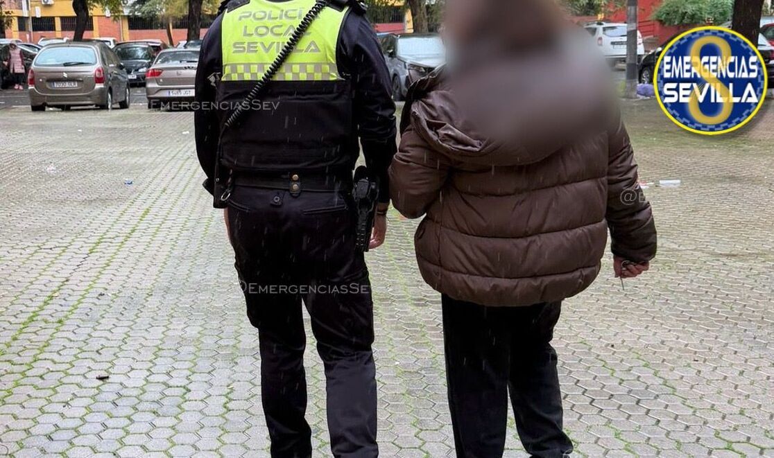 Un agente de la Policía Local, con la mujer que estaba desaparecida.
