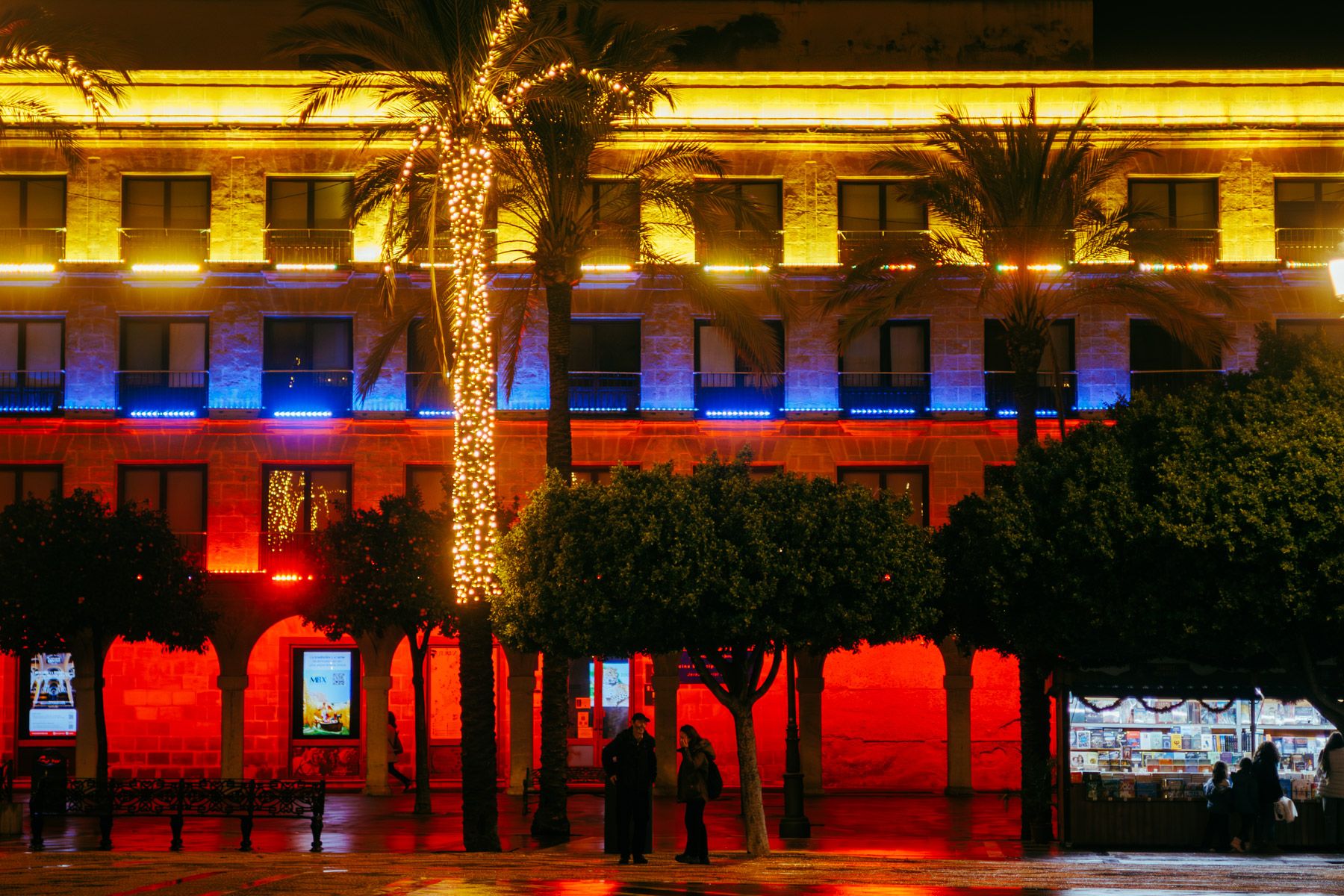 Edificio iluminado en apoyo al pueblo venezolano en Jerez.