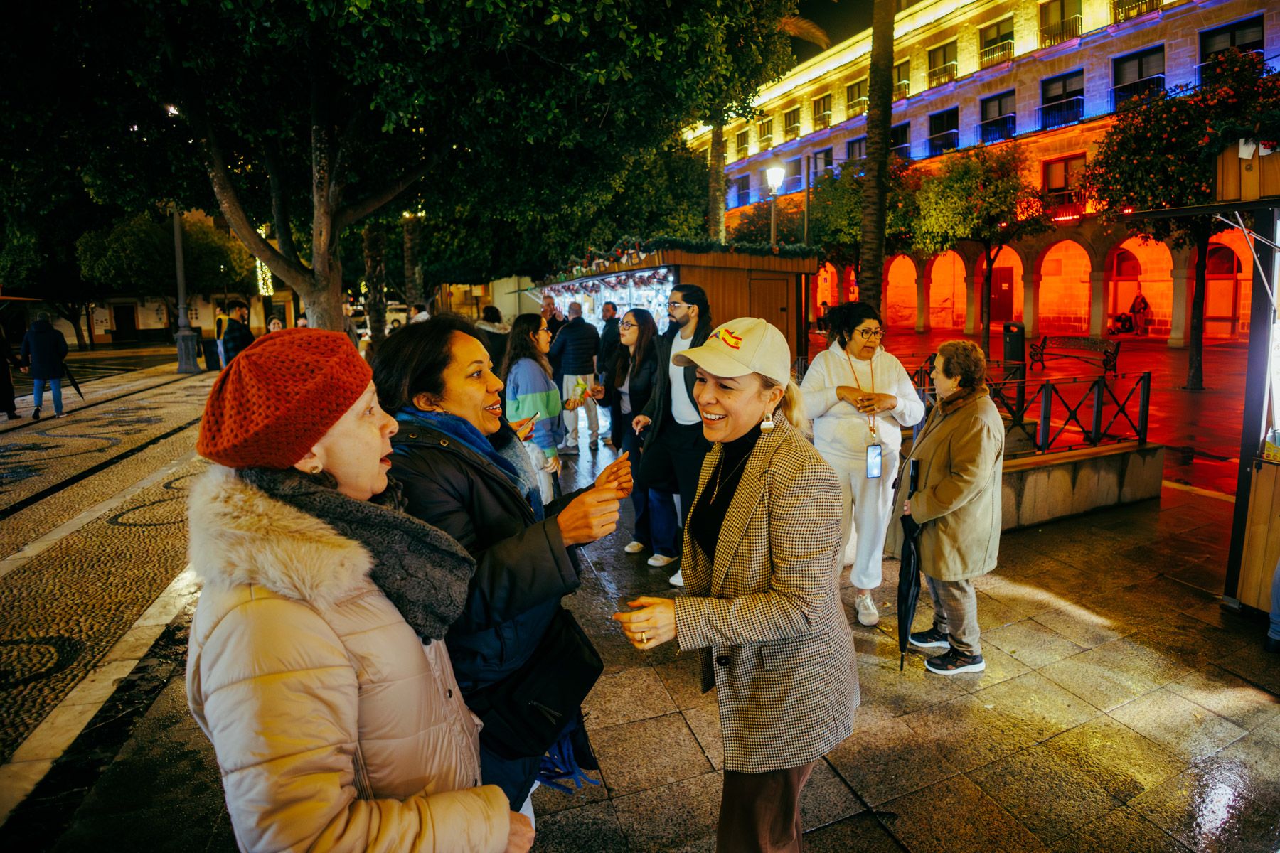 Concentración pro Venezuela en la jerezana plaza del Arenal, con los colores del país en el edificio de Urbanismo.
