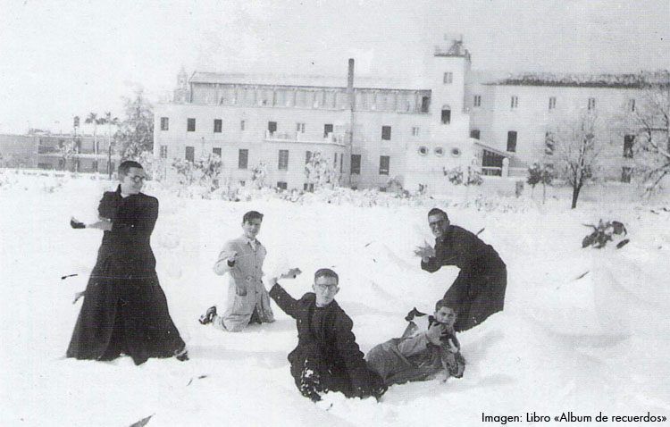Imagen de la nevada en el municipio sevillano de Utrera publicada en un libro, 'Álbum de recuerdos', de los Salesianos.
