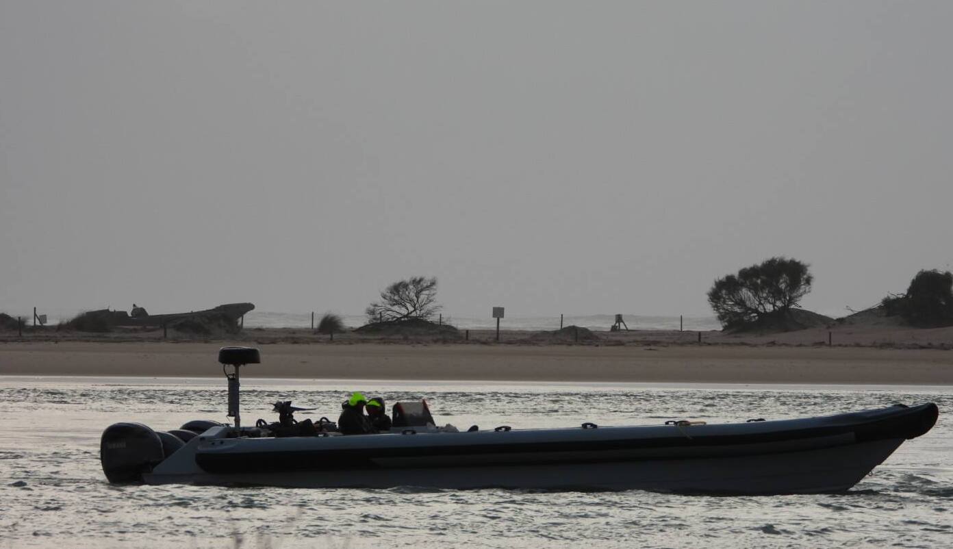 Una narcolancha en el caño de Sancti Petri, en Chiclana.