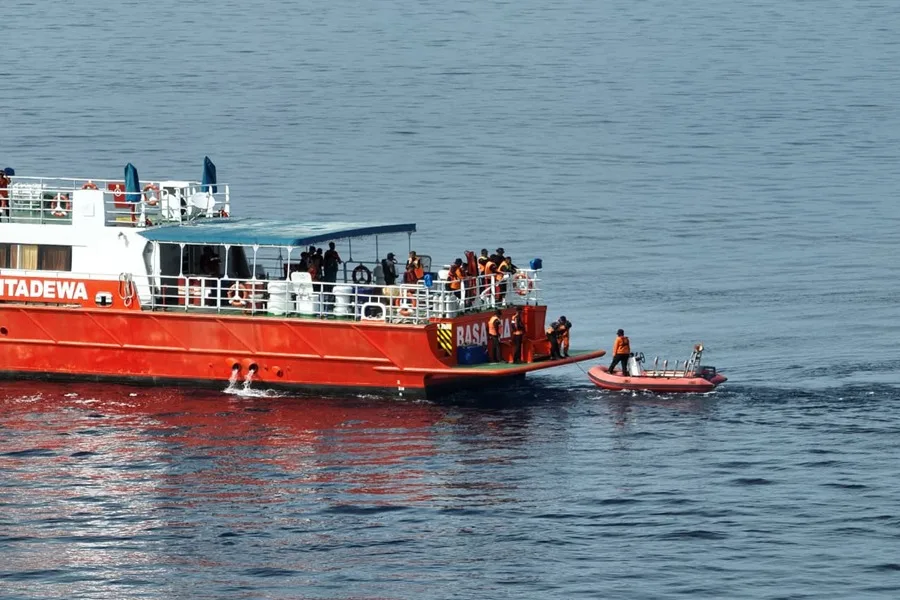 Una embarcación en Labuan Bajo (Indonesia) en las labores de rescate.
