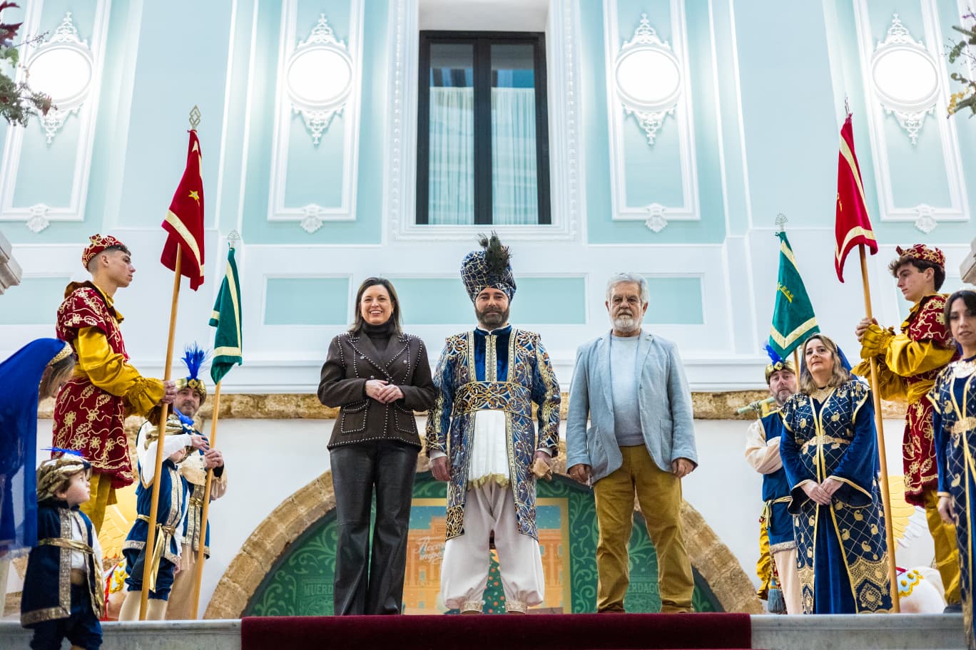 Imagen de la recepción oficial del Heraldo Real en el Ayuntamiento isleño.