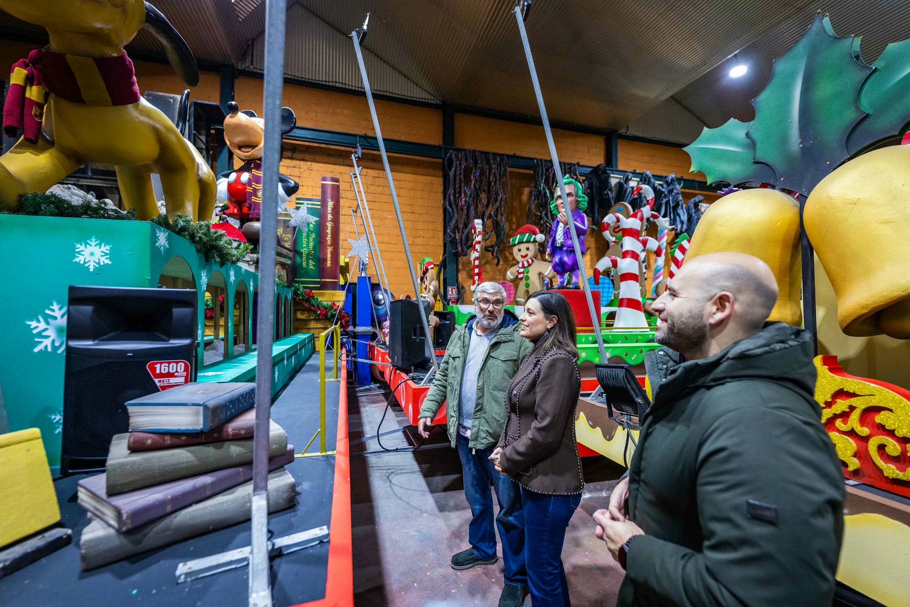 Patricia Cavada, junto a las carrozas de la Cabalgata.