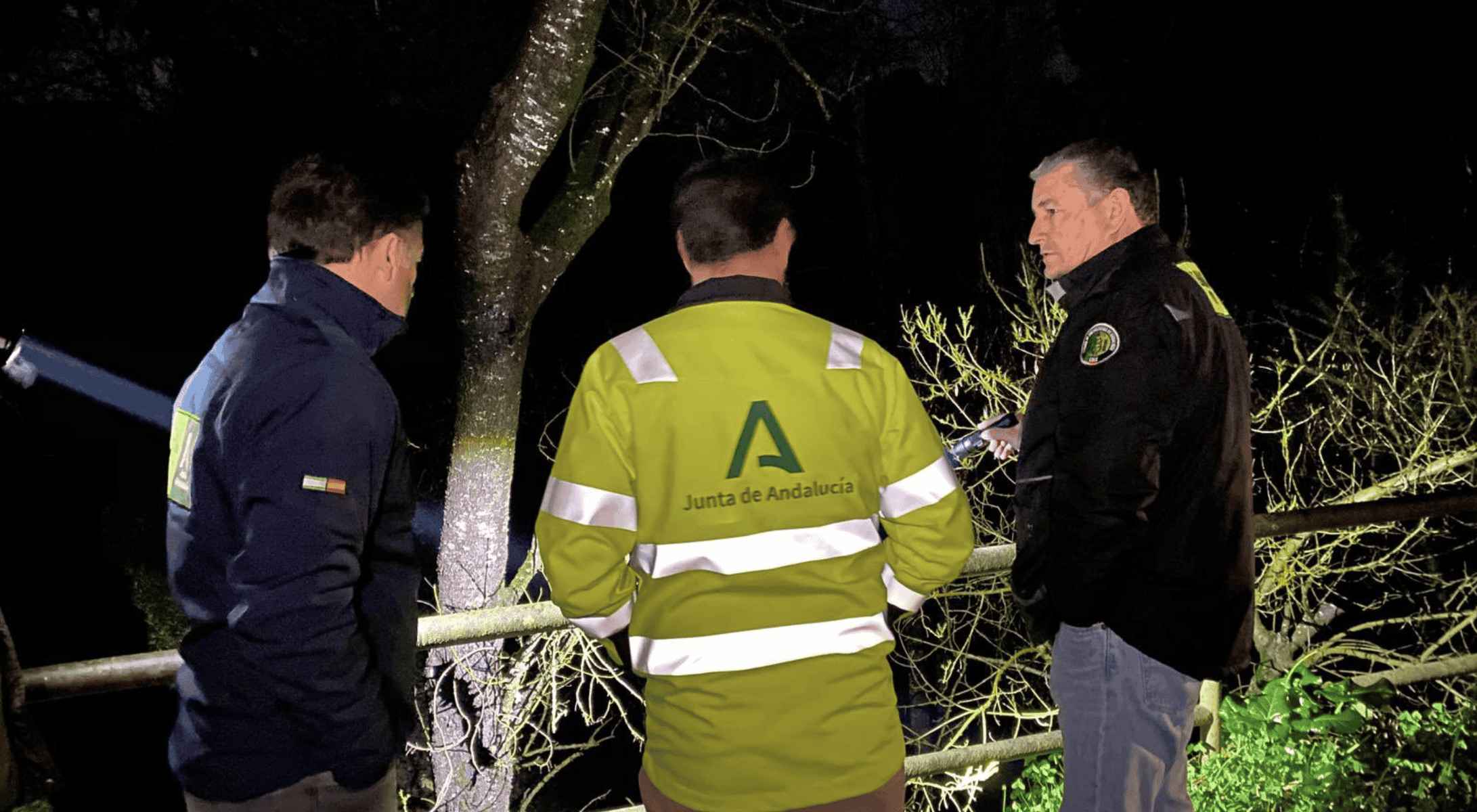 Antonio Sanz, consejero de Sandidad, Presidencia y Emergencias de la Junta, a la derecha, en una noche difícil en Andalucía.