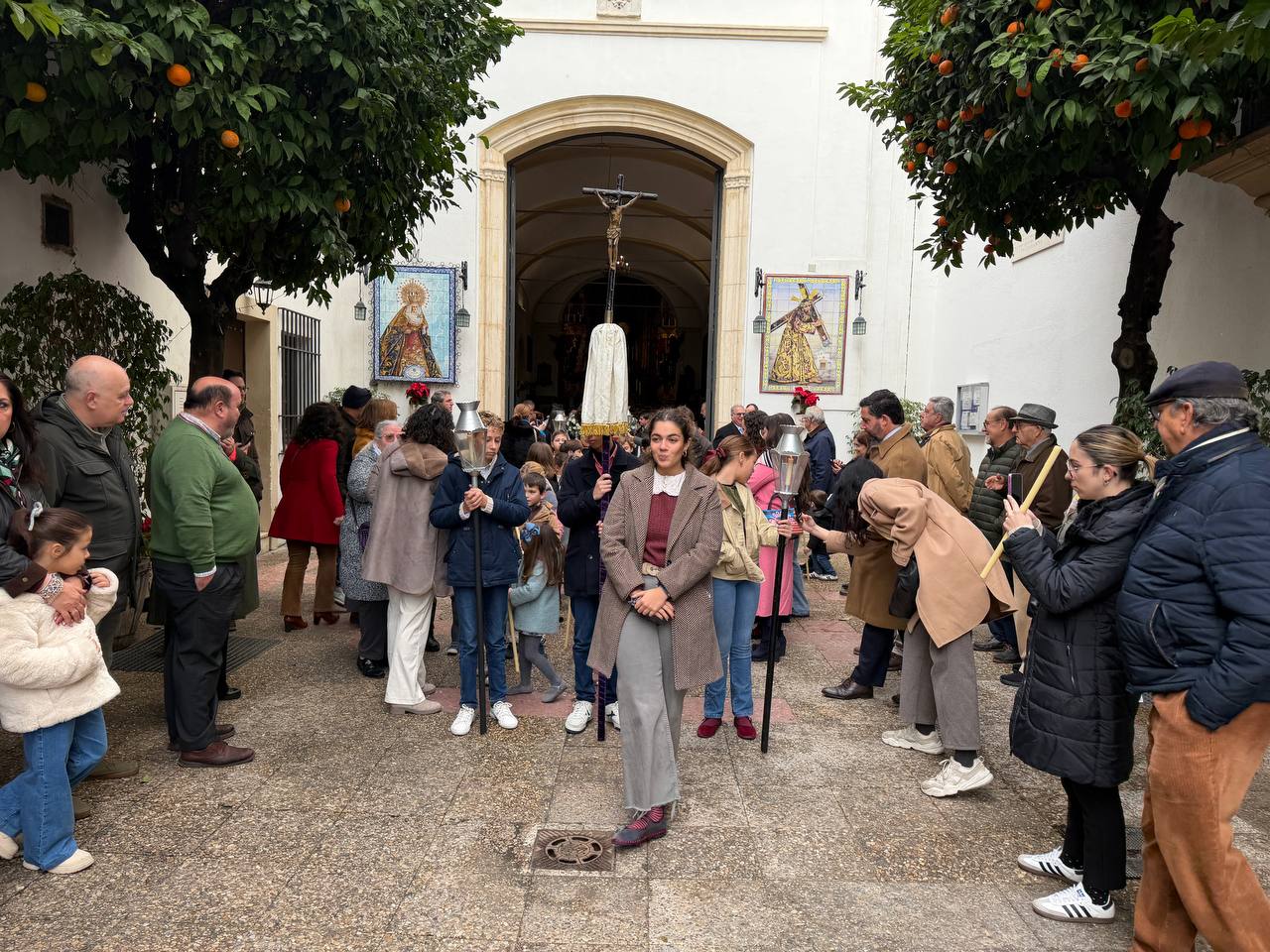 Un instante del traslado al Belén monumental de Cristina. 