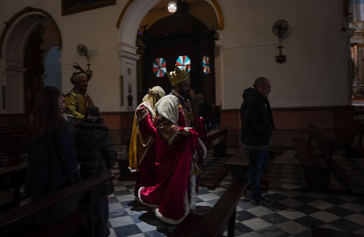Los Reyes Magos visitan iglesias, residencias y hospitales este 5 de enero.