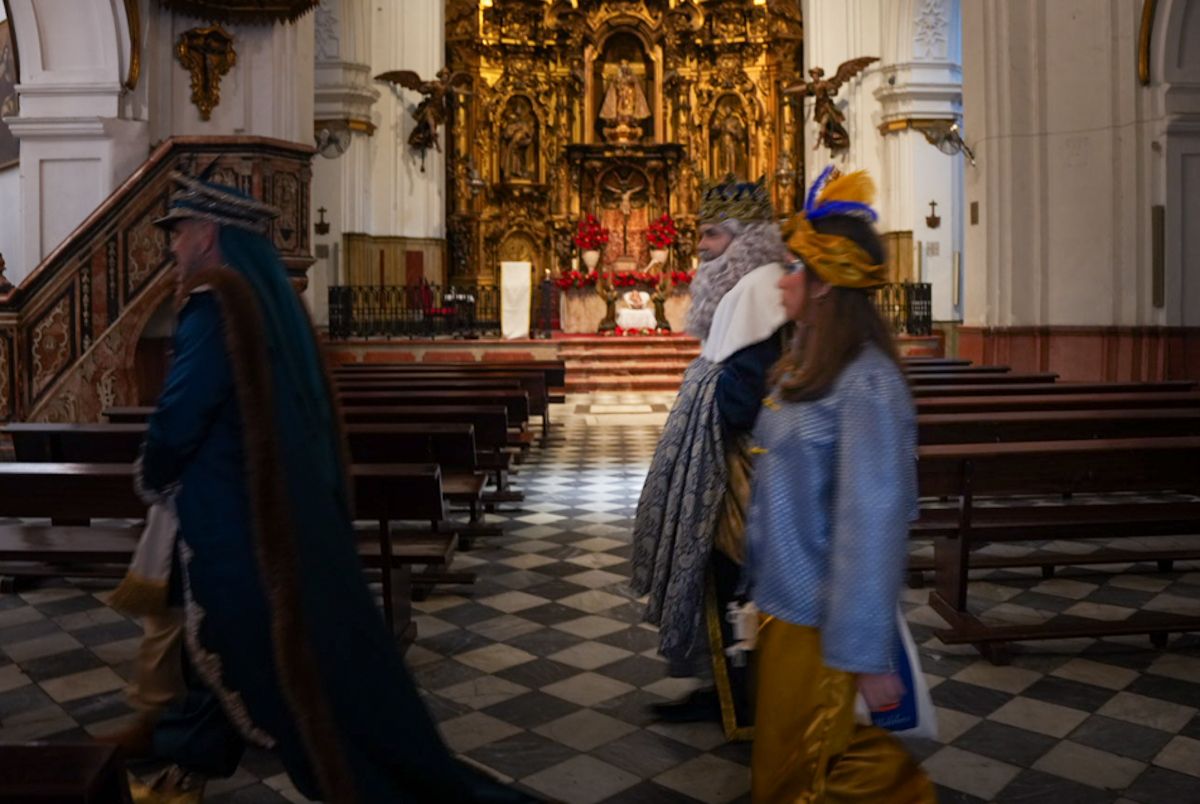 Los Reyes Magos visitan iglesias, residencias y hospitales este 5 de enero.