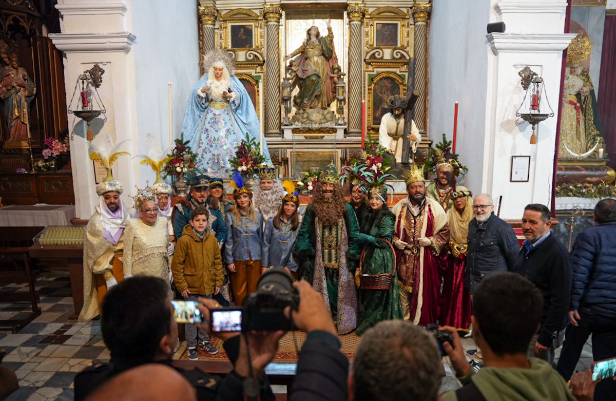 Los Reyes Magos visitan iglesias, residencias y hospitales este 5 de enero.