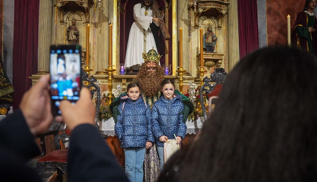 Los Reyes Magos visitan iglesias, residencias y hospitales este 5 de enero.