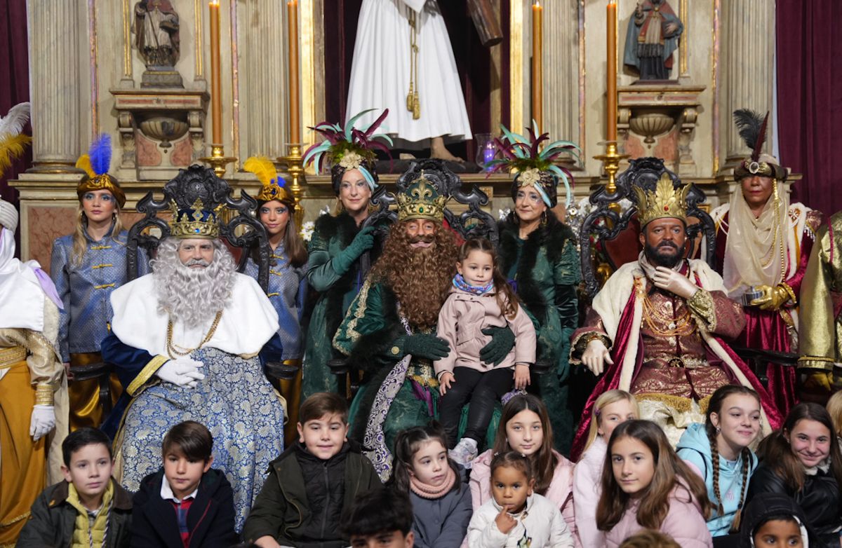 Los Reyes Magos visitan iglesias, residencias y hospitales este 5 de enero.