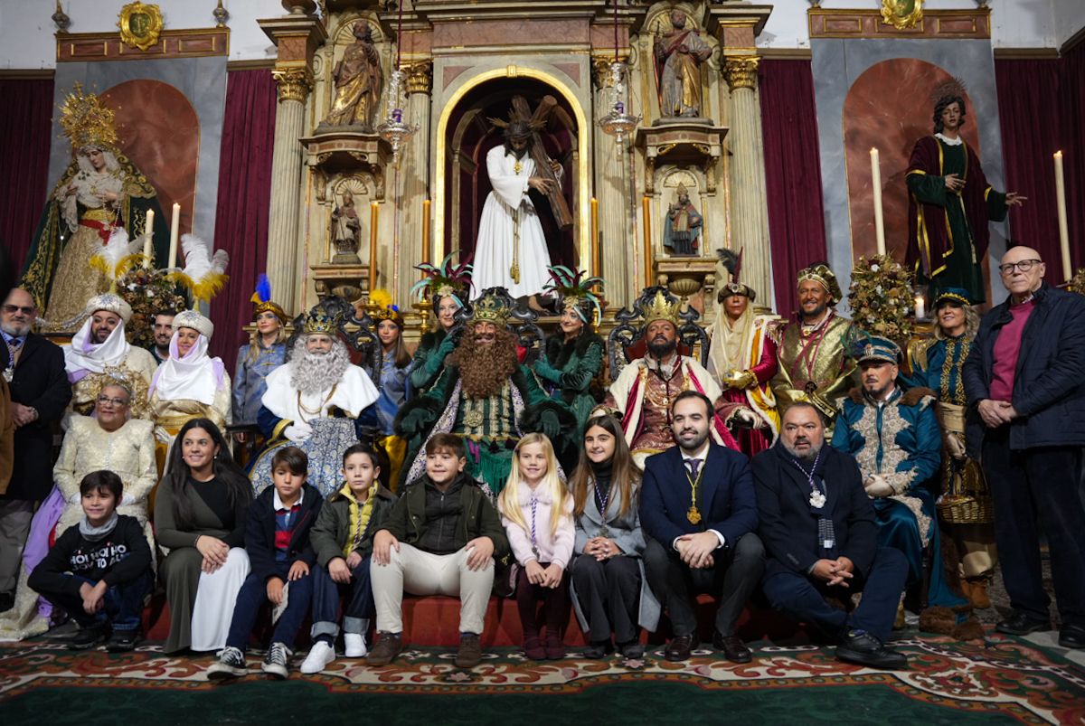 Los Reyes Magos visitan iglesias, residencias y hospitales este 5 de enero.