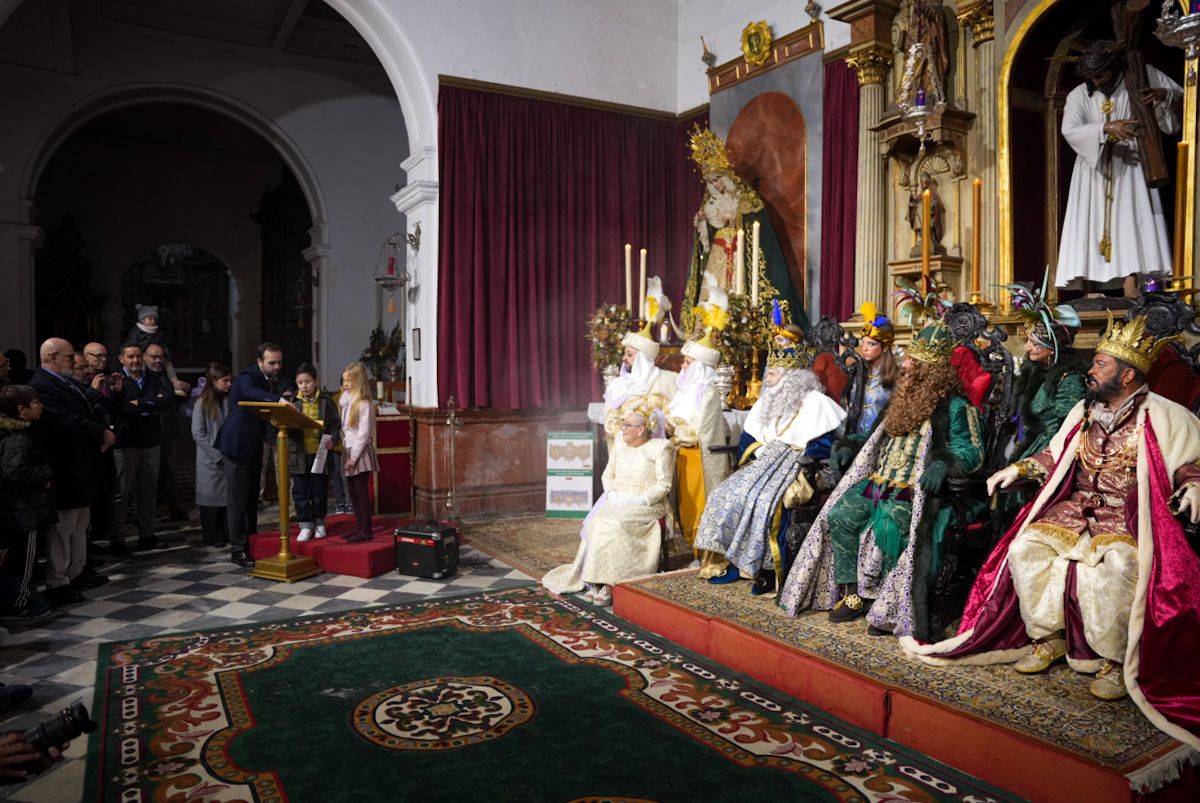 Los Reyes Magos visitan iglesias, residencias y hospitales este 5 de enero.