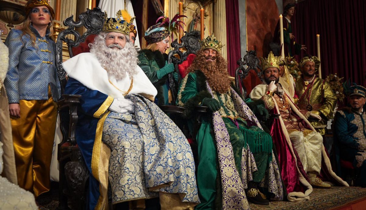 Los Reyes Magos visitan iglesias, residencias y hospitales este 5 de enero.
