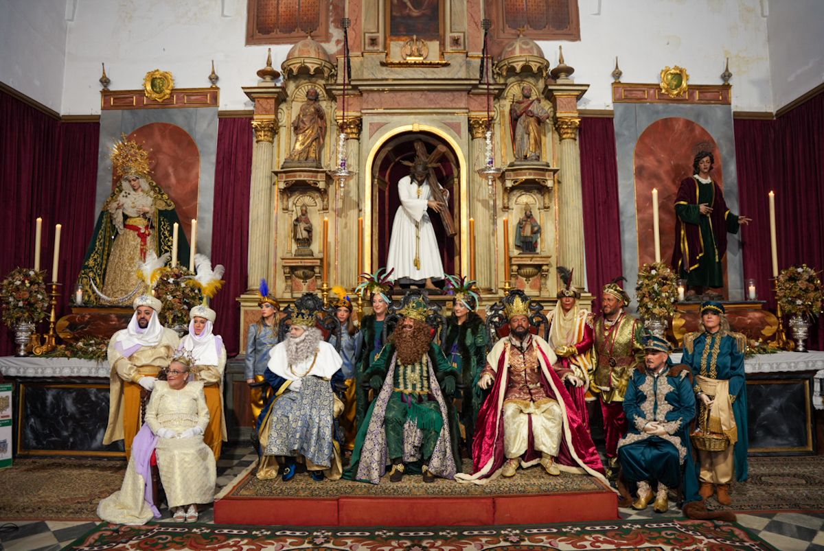 Los Reyes Magos visitan iglesias, residencias y hospitales este 5 de enero.