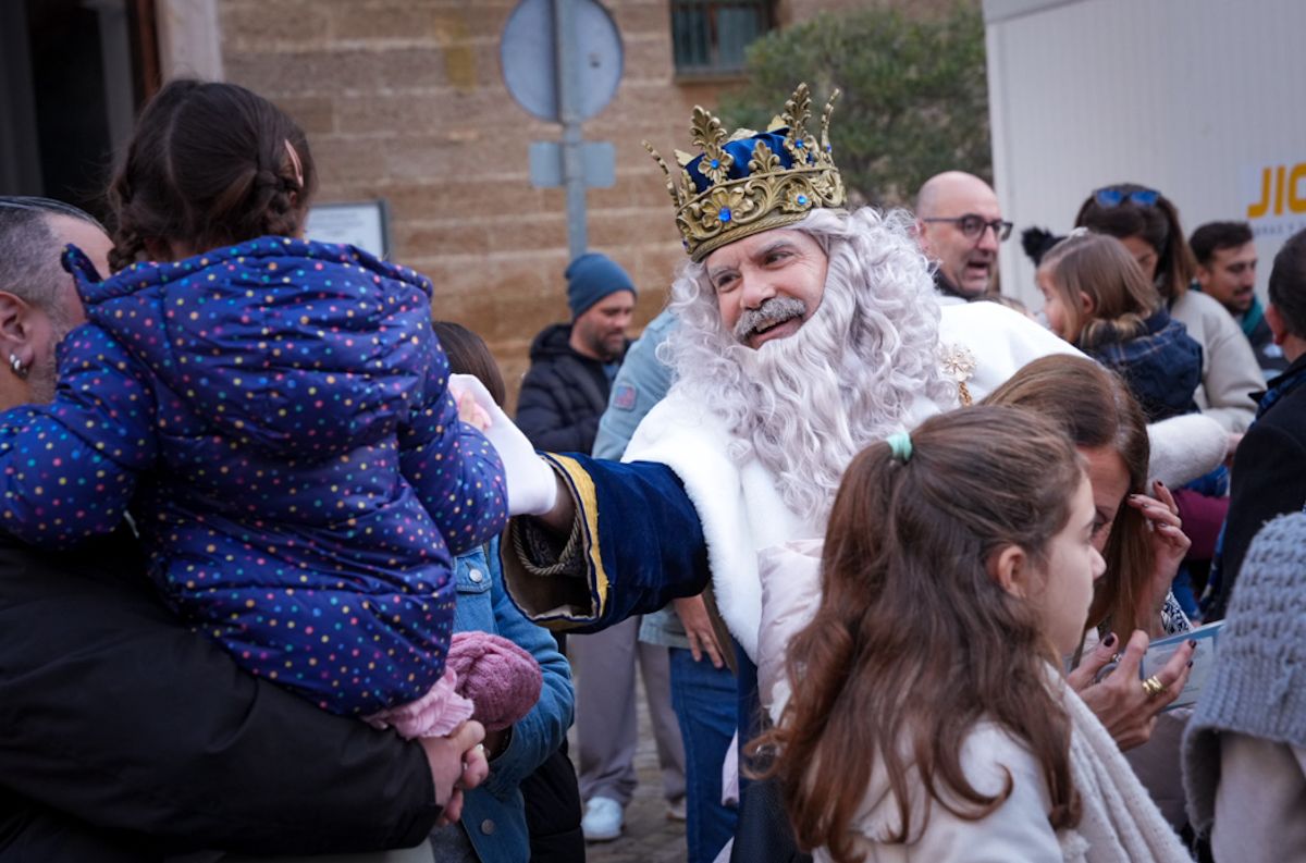 Los Reyes Magos visitan iglesias, residencias y hospitales este 5 de enero.