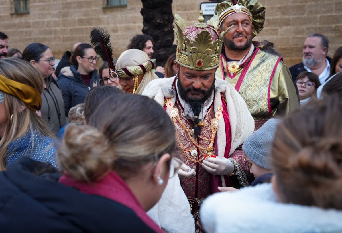 Los Reyes Magos visitan iglesias, residencias y hospitales este 5 de enero.