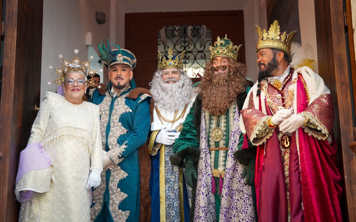 Los Reyes Magos visitan iglesias, residencias y hospitales este 5 de enero.