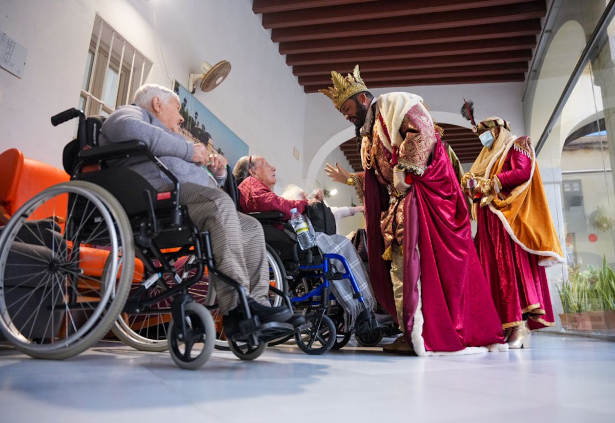 Los Reyes Magos visitan iglesias, residencias y hospitales este 5 de enero.