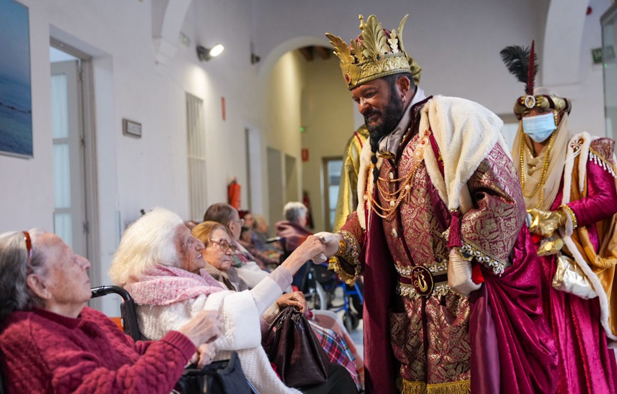Los Reyes Magos visitan iglesias, residencias y hospitales este 5 de enero.