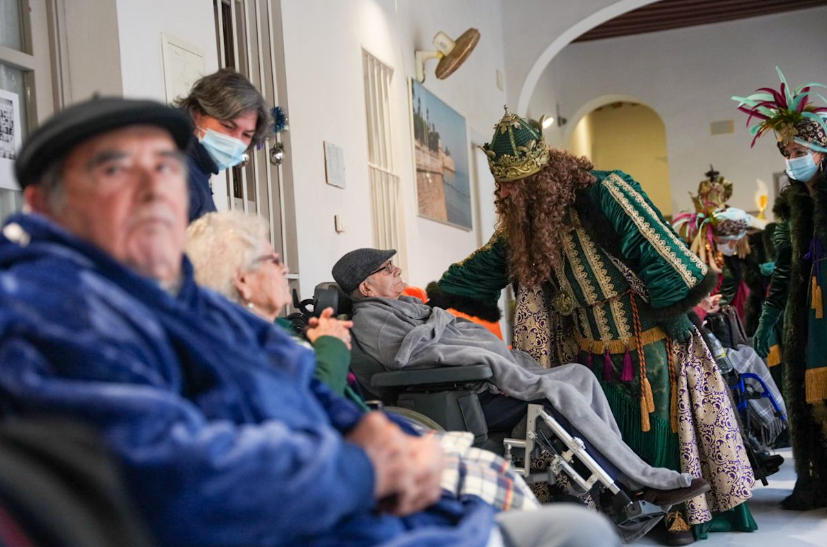 Los Reyes Magos visitan iglesias, residencias y hospitales este 5 de enero.