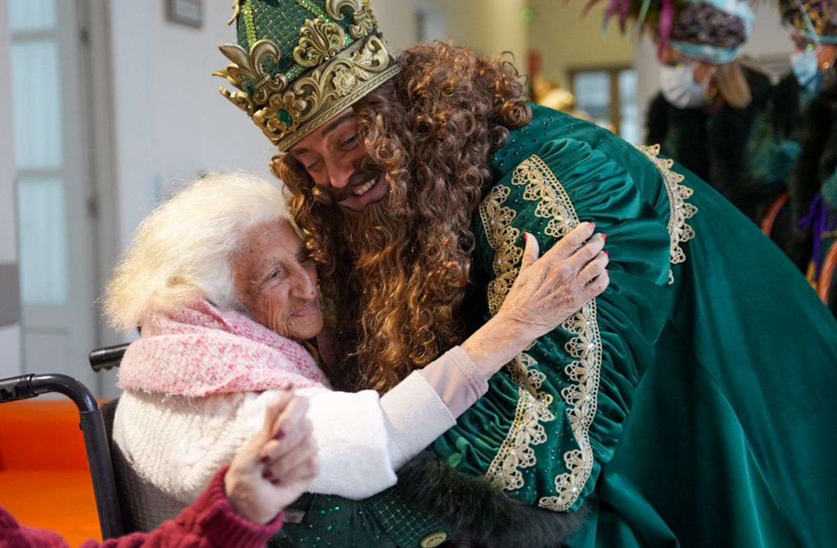 Los Reyes Magos visitan iglesias, residencias y hospitales este 5 de enero.