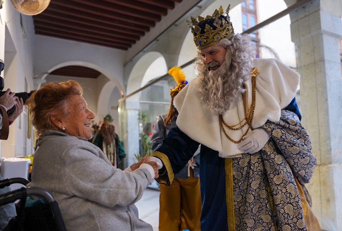 Los Reyes Magos visitan iglesias, residencias y hospitales este 5 de enero.