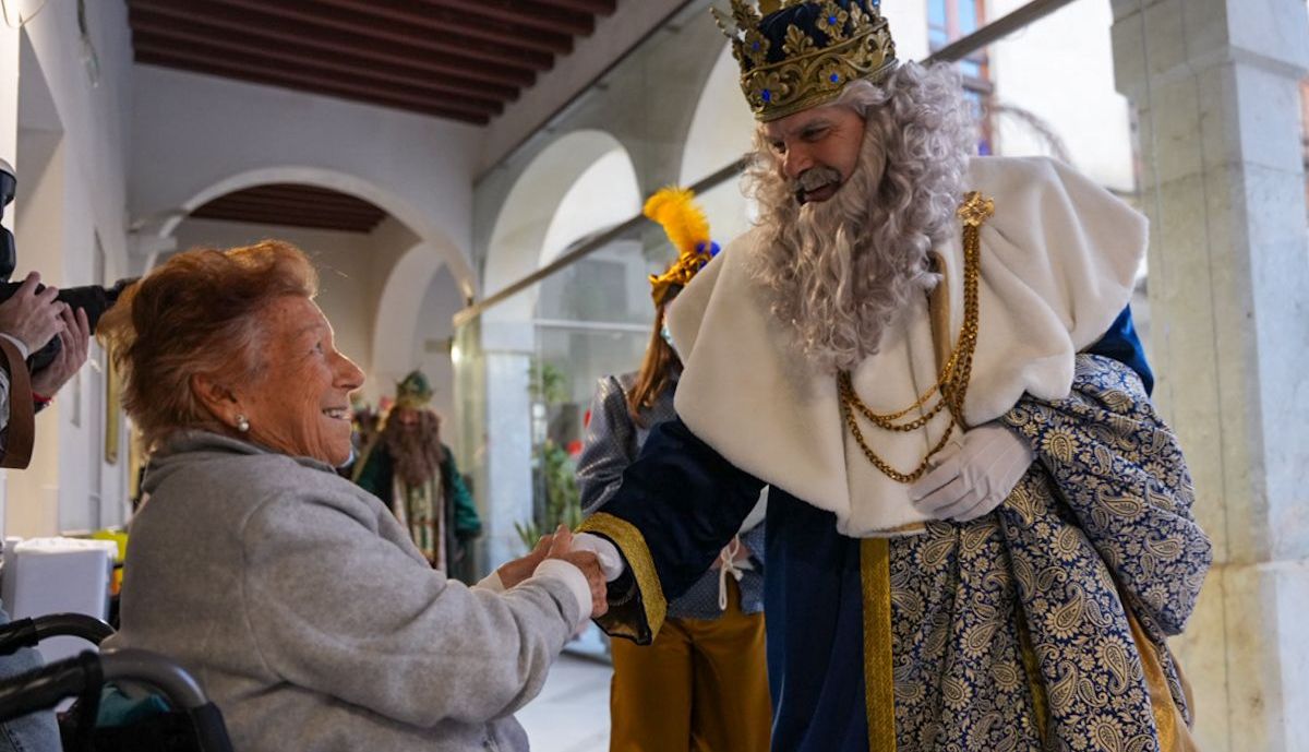 Los Reyes Magos visitan iglesias, residencias y hospitales este 5 de enero.