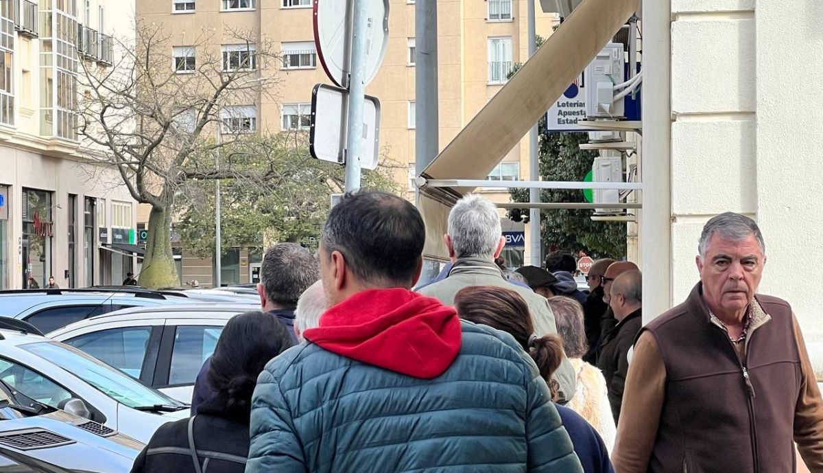 Personas esperando para comprar la Lotería del Niño.