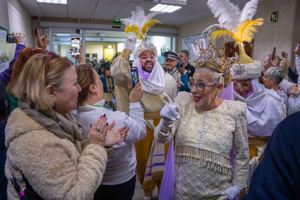 Los Reyes Magos visitan iglesias, residencias y hospitales este 5 de enero.