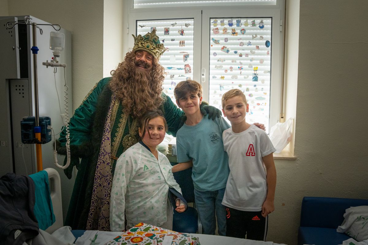 Los Reyes Magos visitan iglesias, residencias y hospitales este 5 de enero.