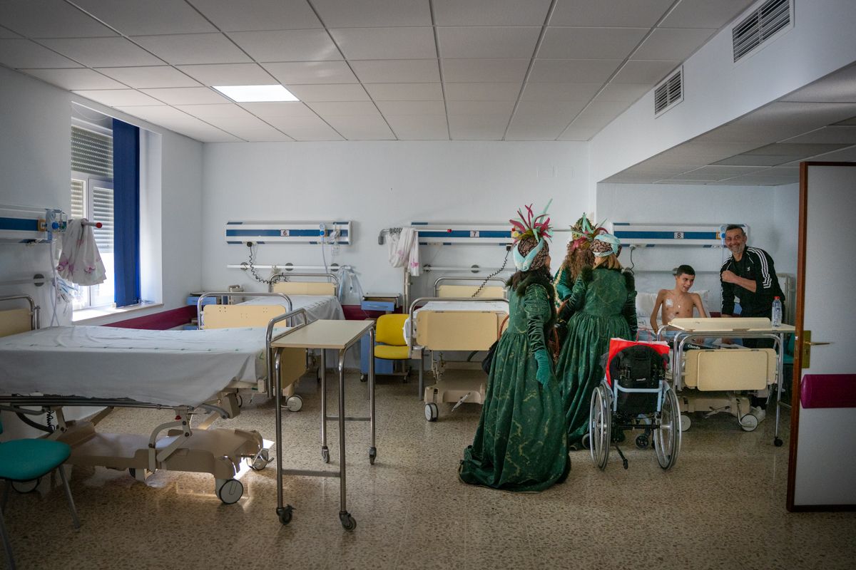 Los Reyes Magos visitan iglesias, residencias y hospitales este 5 de enero.
