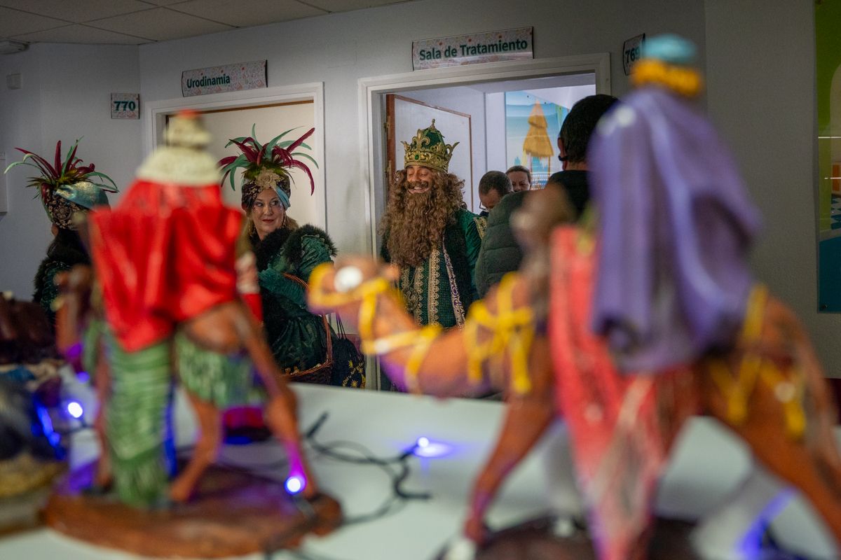 Los Reyes Magos visitan iglesias, residencias y hospitales este 5 de enero.