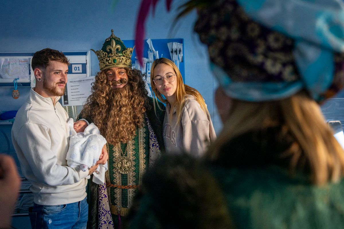 Los Reyes Magos visitan iglesias, residencias y hospitales este 5 de enero.