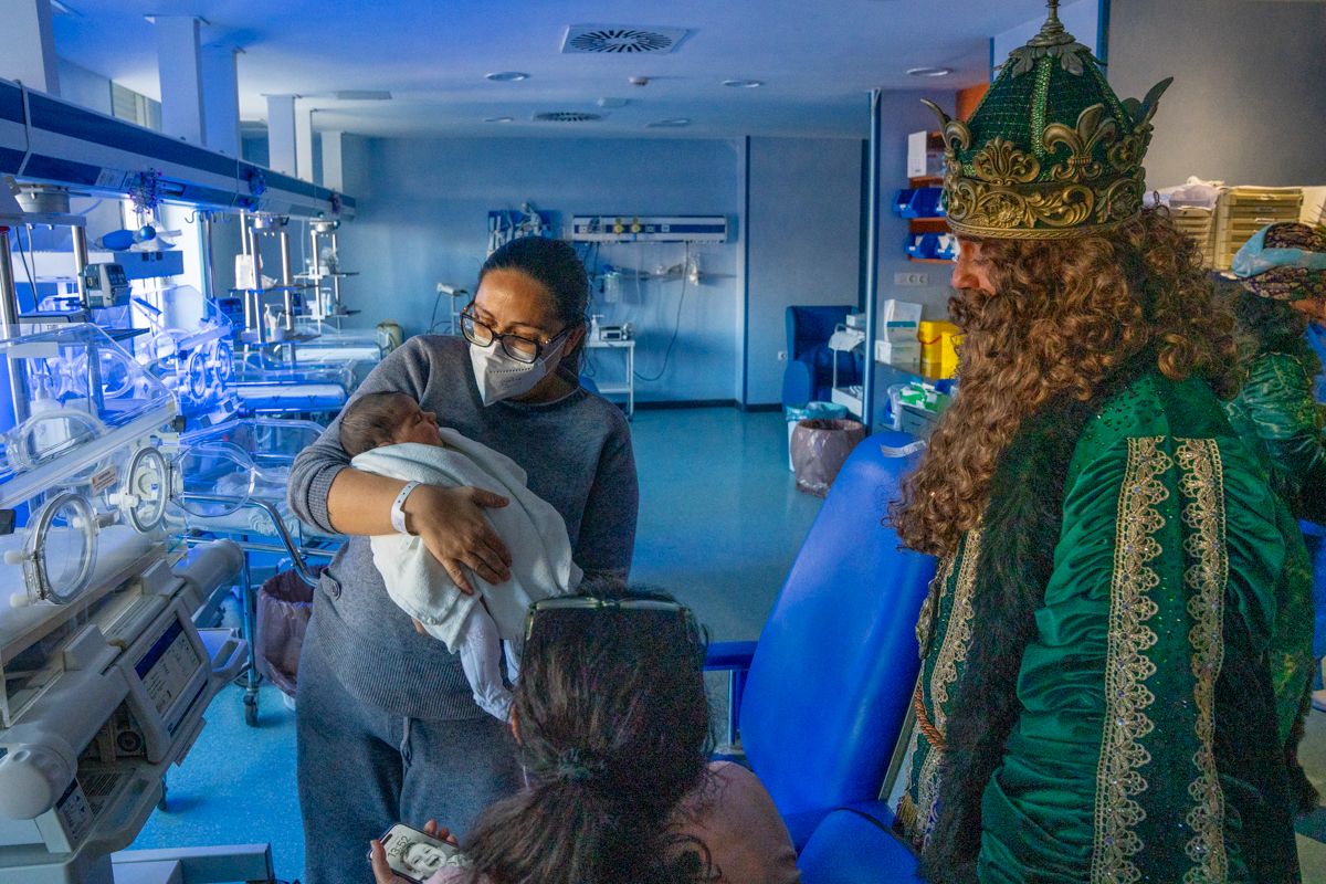 Los Reyes Magos visitan iglesias, residencias y hospitales este 5 de enero.
