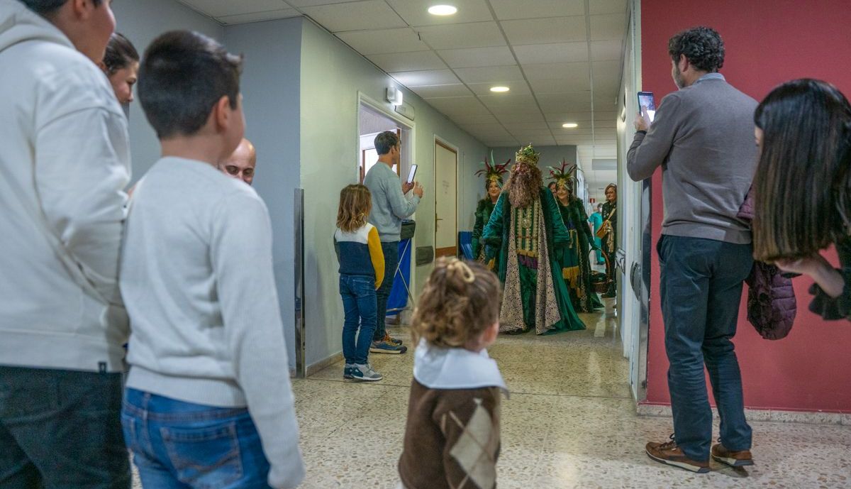 Los Reyes Magos visitan iglesias, residencias y hospitales este 5 de enero.
