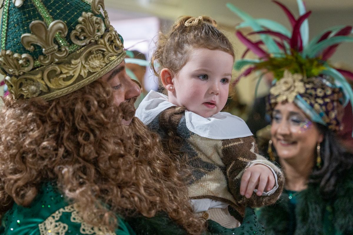 Los Reyes Magos visitan iglesias, residencias y hospitales este 5 de enero.