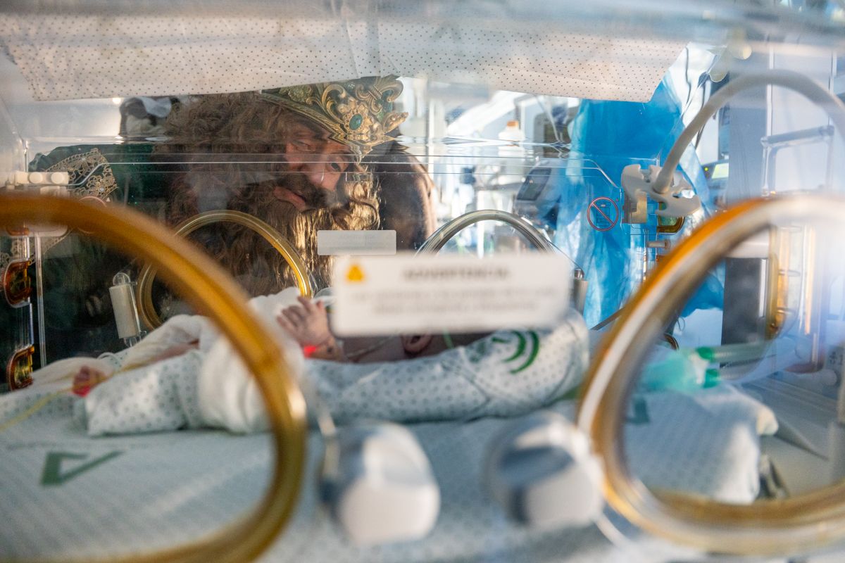 Los Reyes Magos visitan iglesias, residencias y hospitales este 5 de enero.