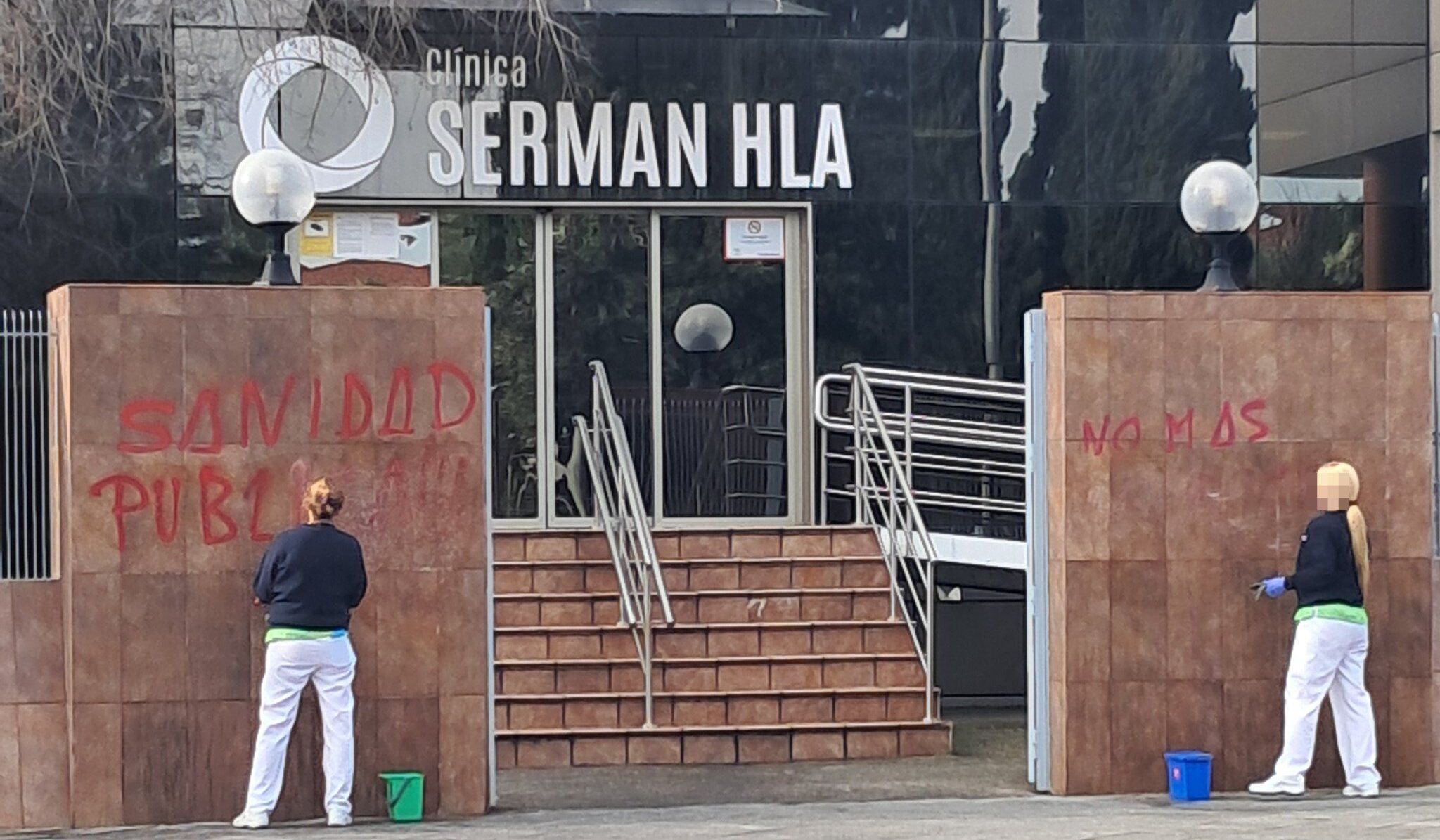 Pintadas por la sanidad pública en la clínica Serman HLA de Jerez. Pintadas por la sanidad pública en la clínica Serman HLA de Jerez.