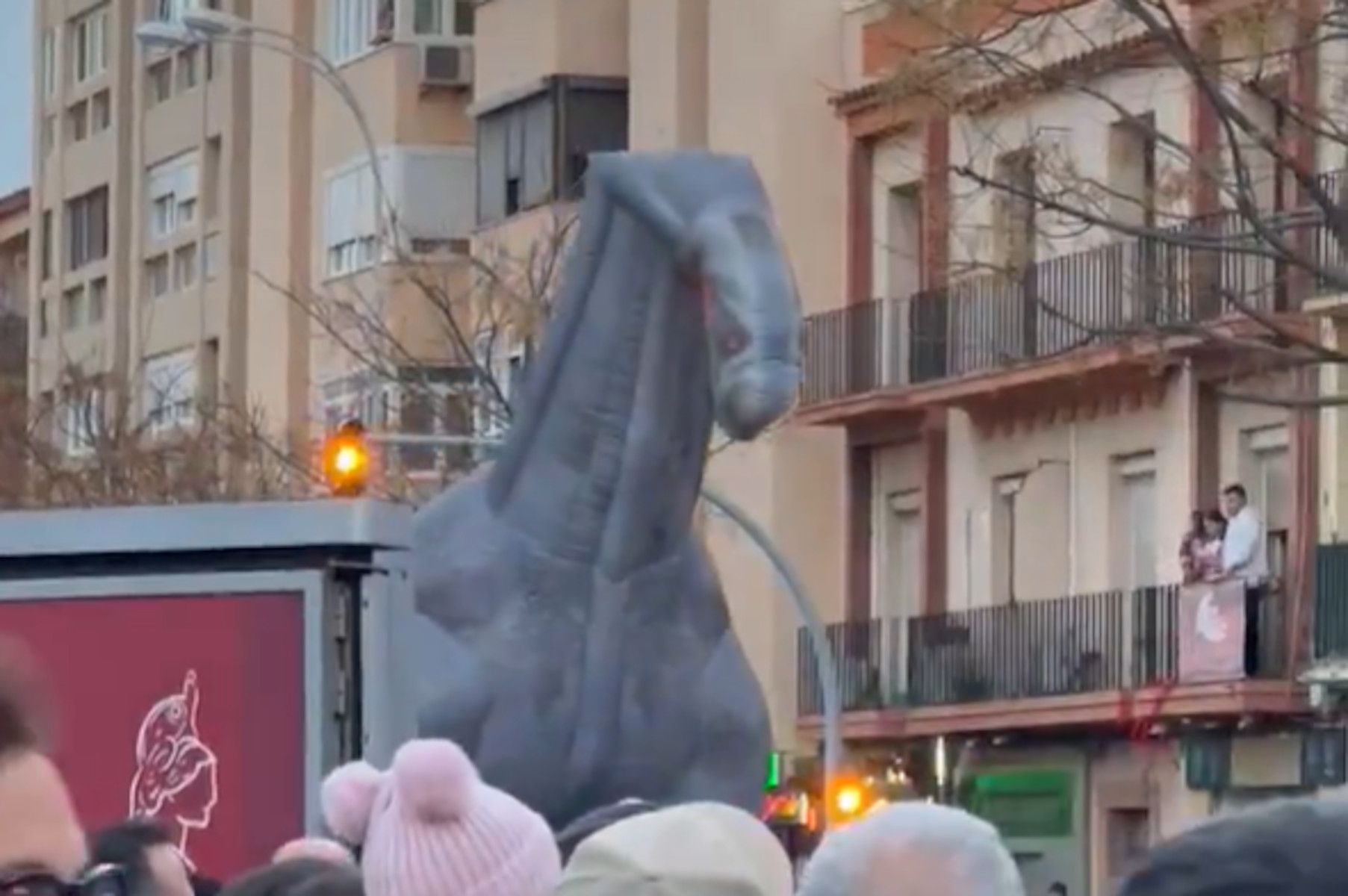 Dinosaurio con movimiento en la Cabalgata de Reyes de Cádiz.