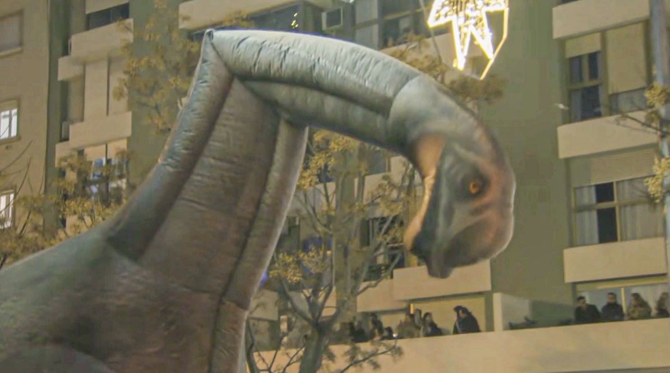 El diplodocus de la cabalkgata de Cádiz.