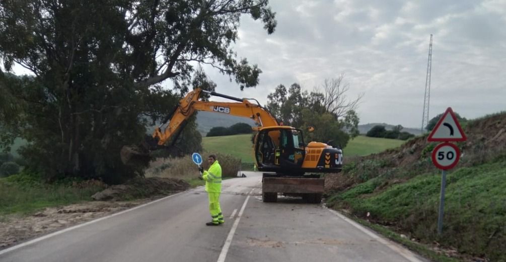 Una de las carreteras provinciales que estaba afectada. Una de las carreteras provinciales que estaba afectada.