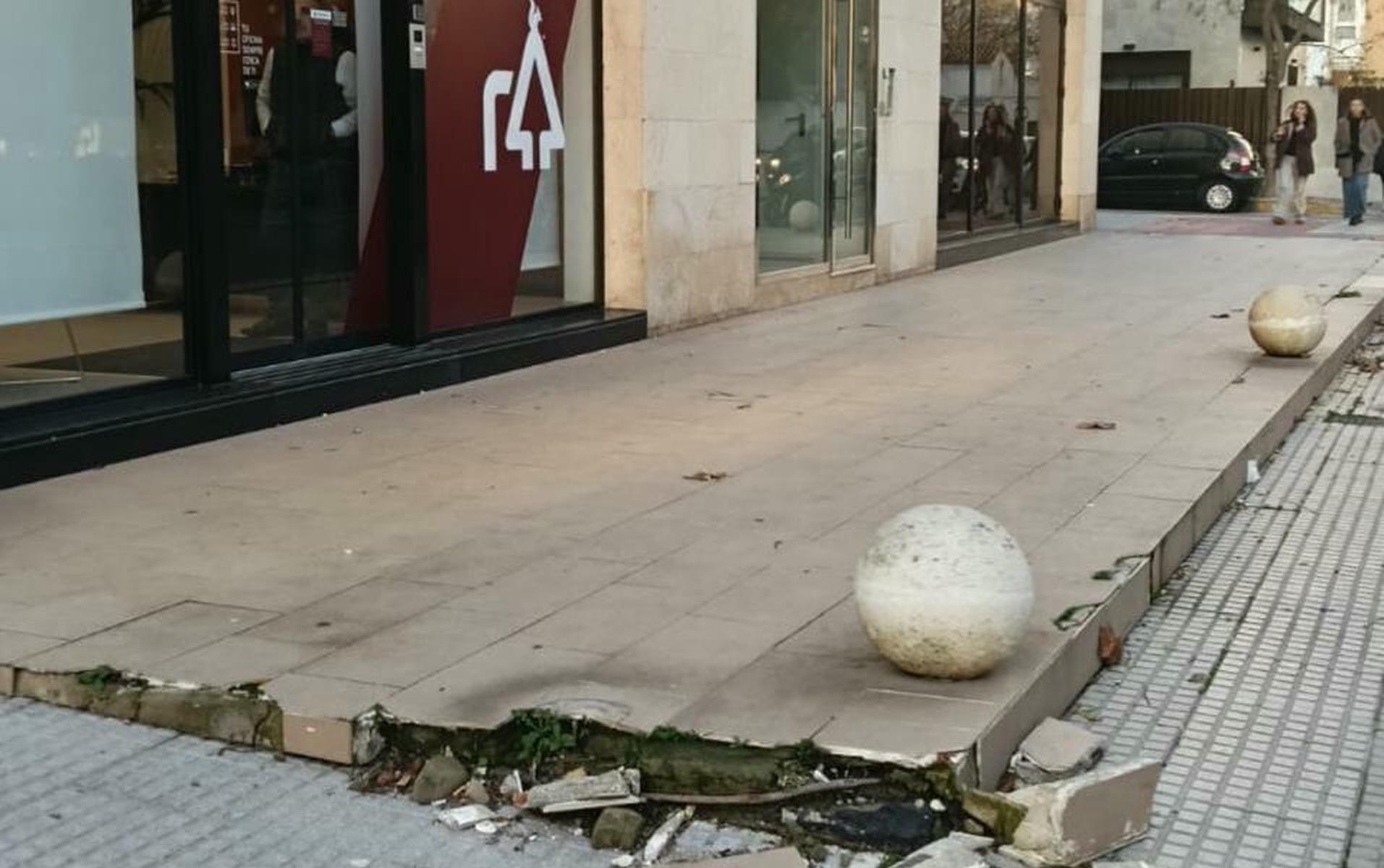 Estado en que quedó la acera tras el paso del vehículo, en una imagen difundida por Policía Nacional.