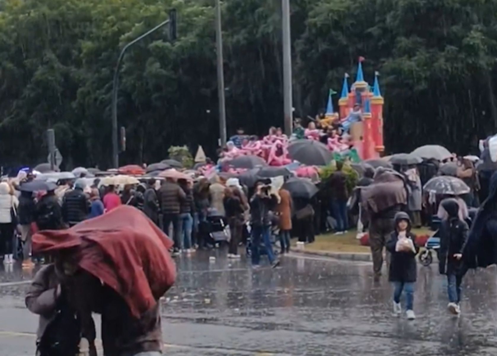 Chaparrón en la Cabalgata de Reyes Magos de Sevilla.